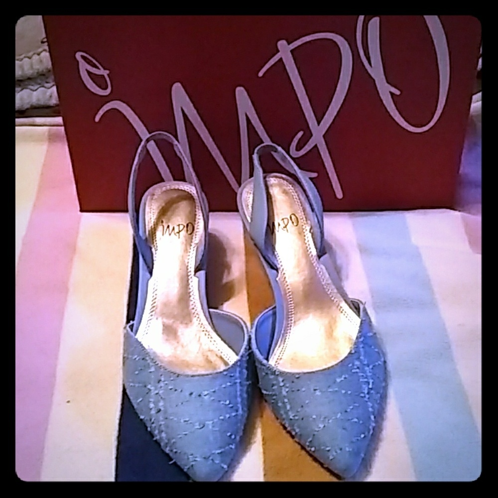 Size 61/2 impo light blue tweed pumps